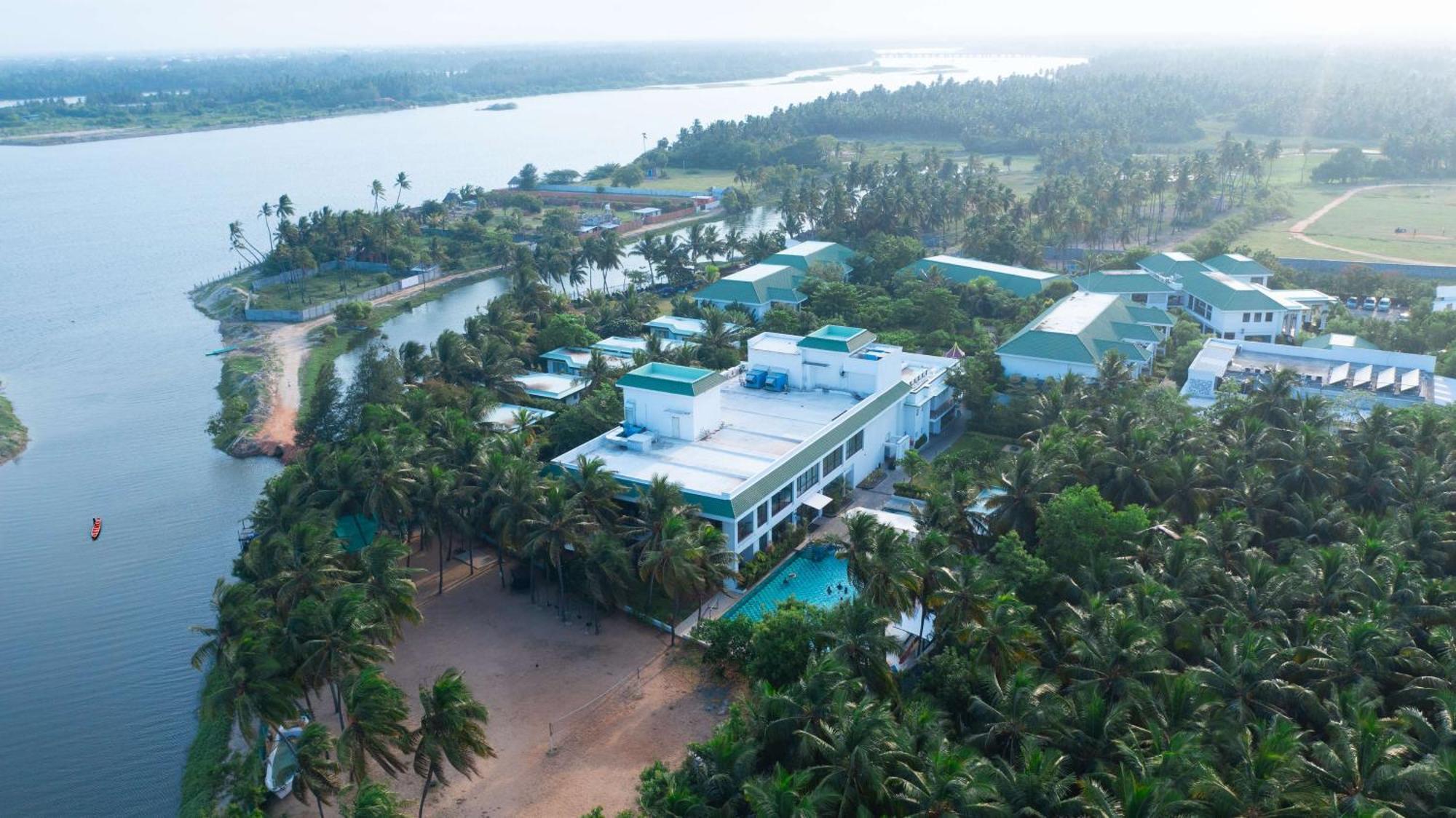 Radisson Resort Pondicherry Bay Exterior photo