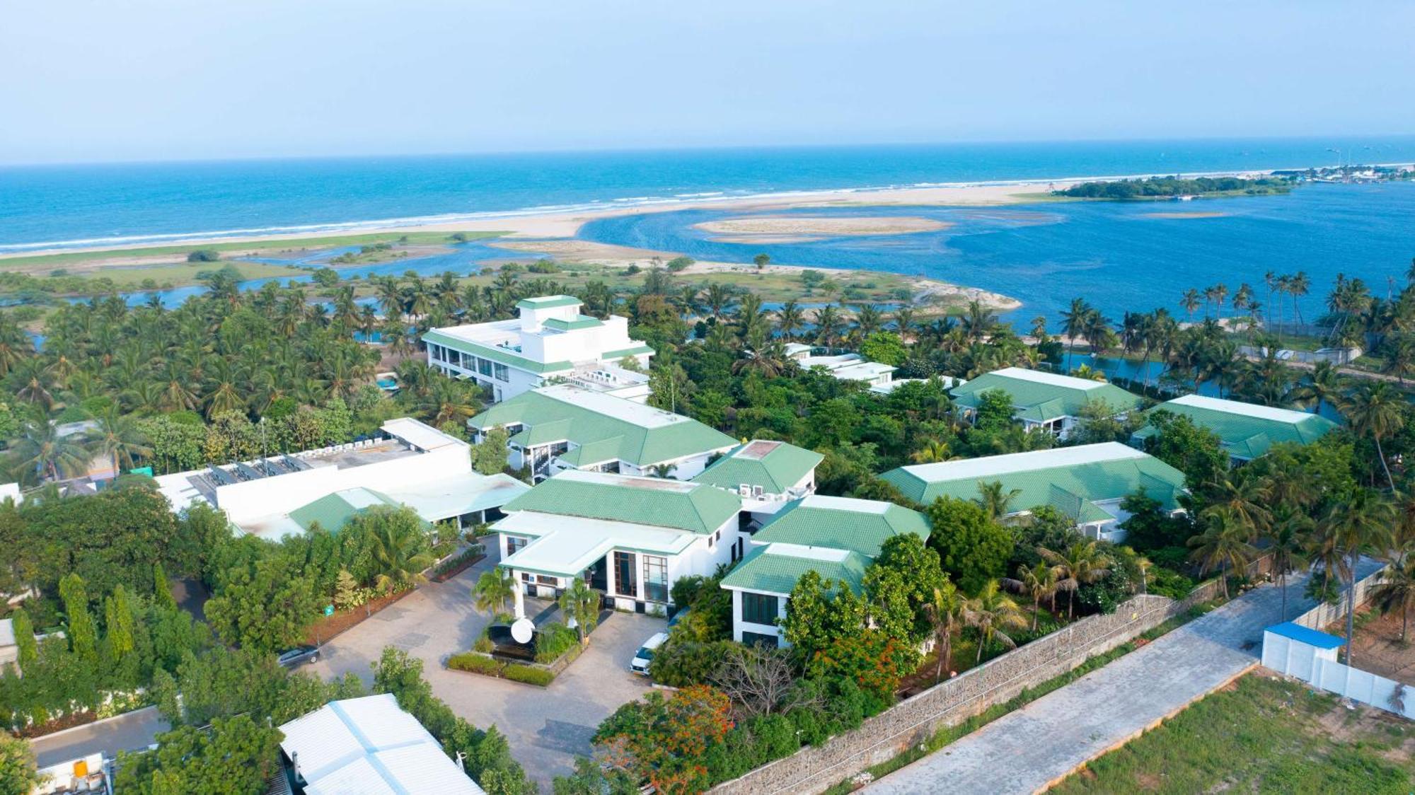 Radisson Resort Pondicherry Bay Exterior photo